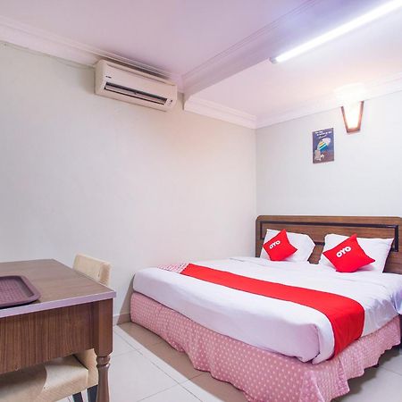 Super Oyo 89363 Casavilla Hotel バトゥ洞窟 エクステリア 写真
