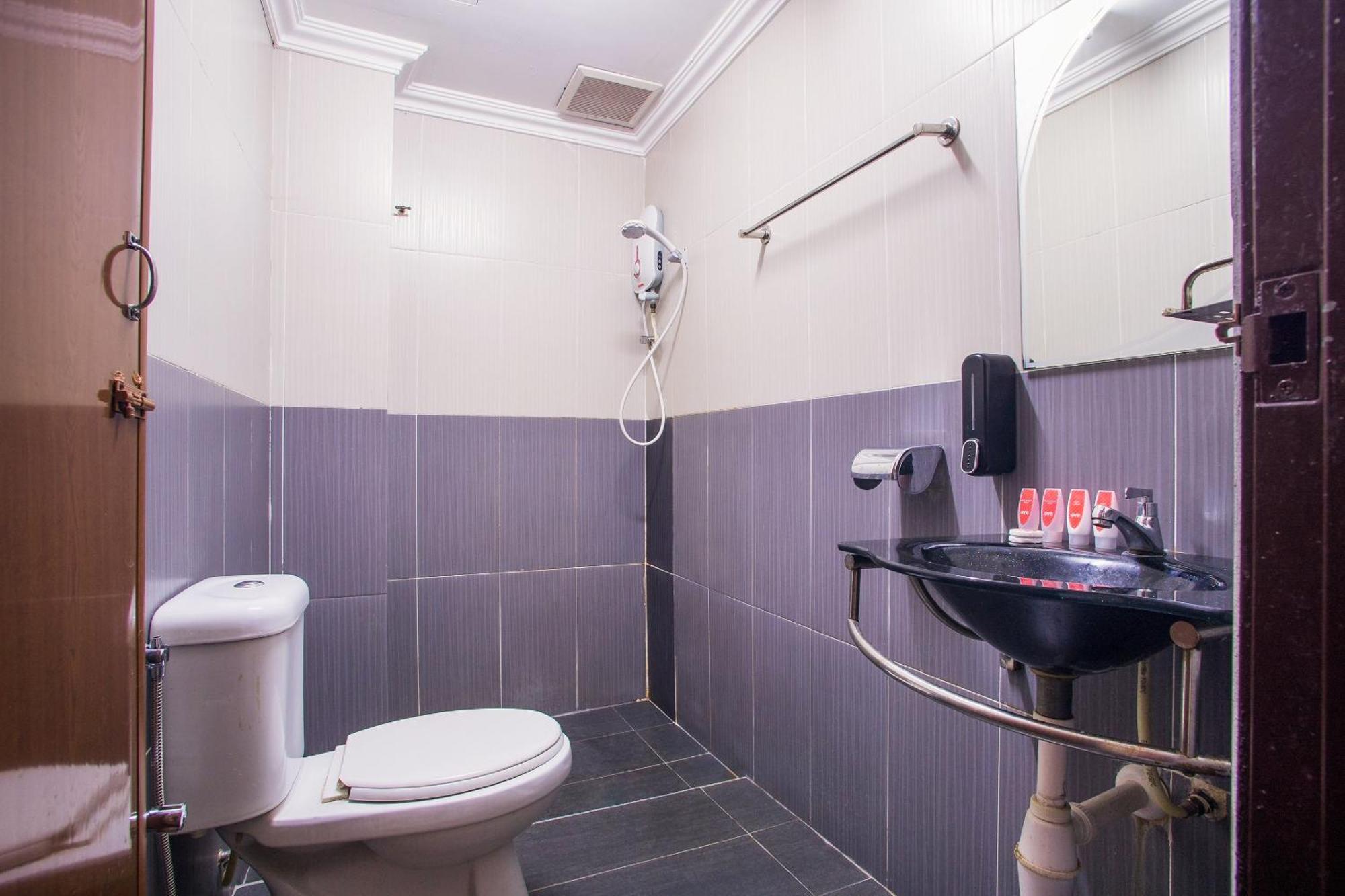 Super Oyo 89363 Casavilla Hotel バトゥ洞窟 エクステリア 写真