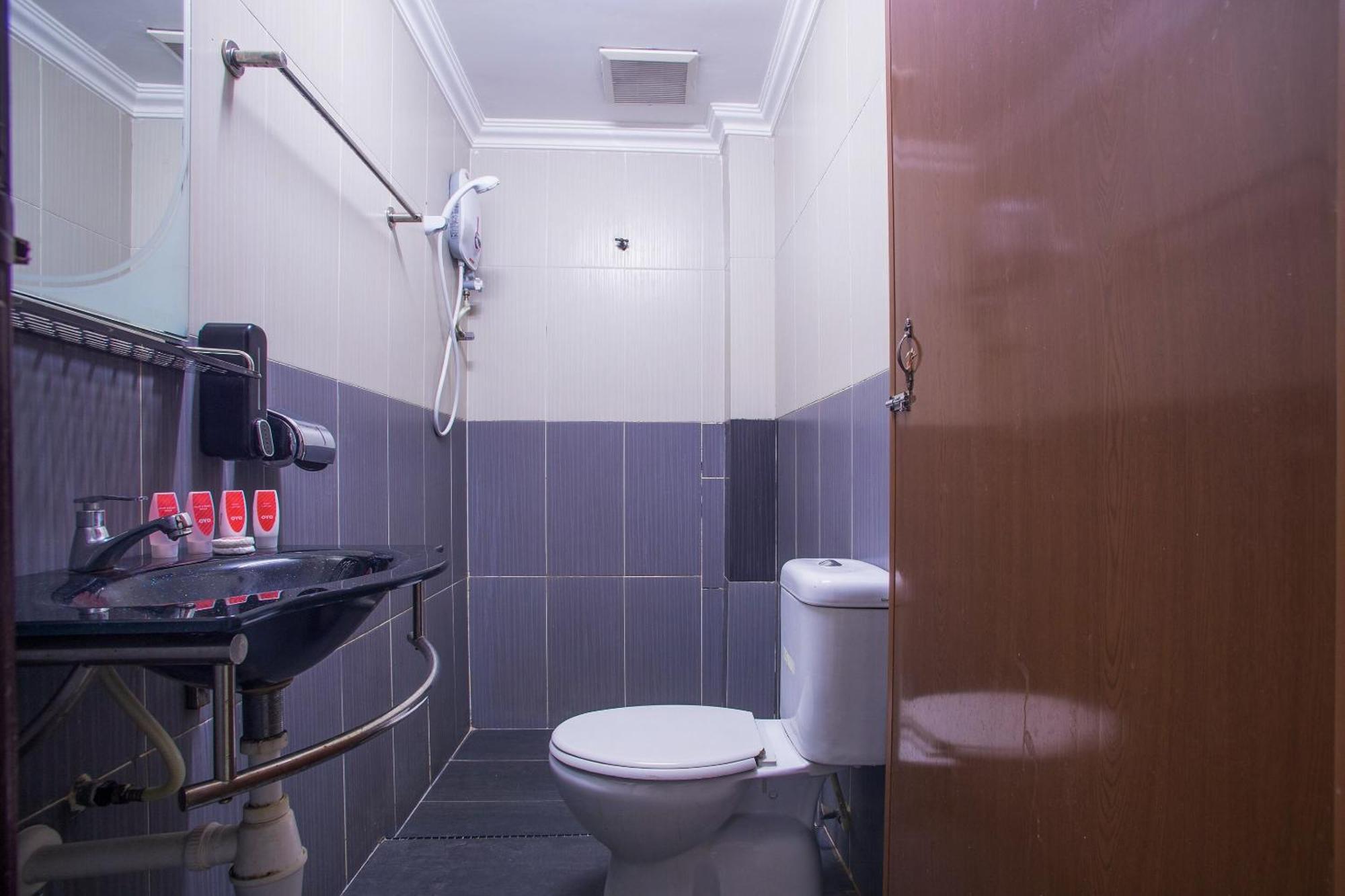 Super Oyo 89363 Casavilla Hotel バトゥ洞窟 エクステリア 写真