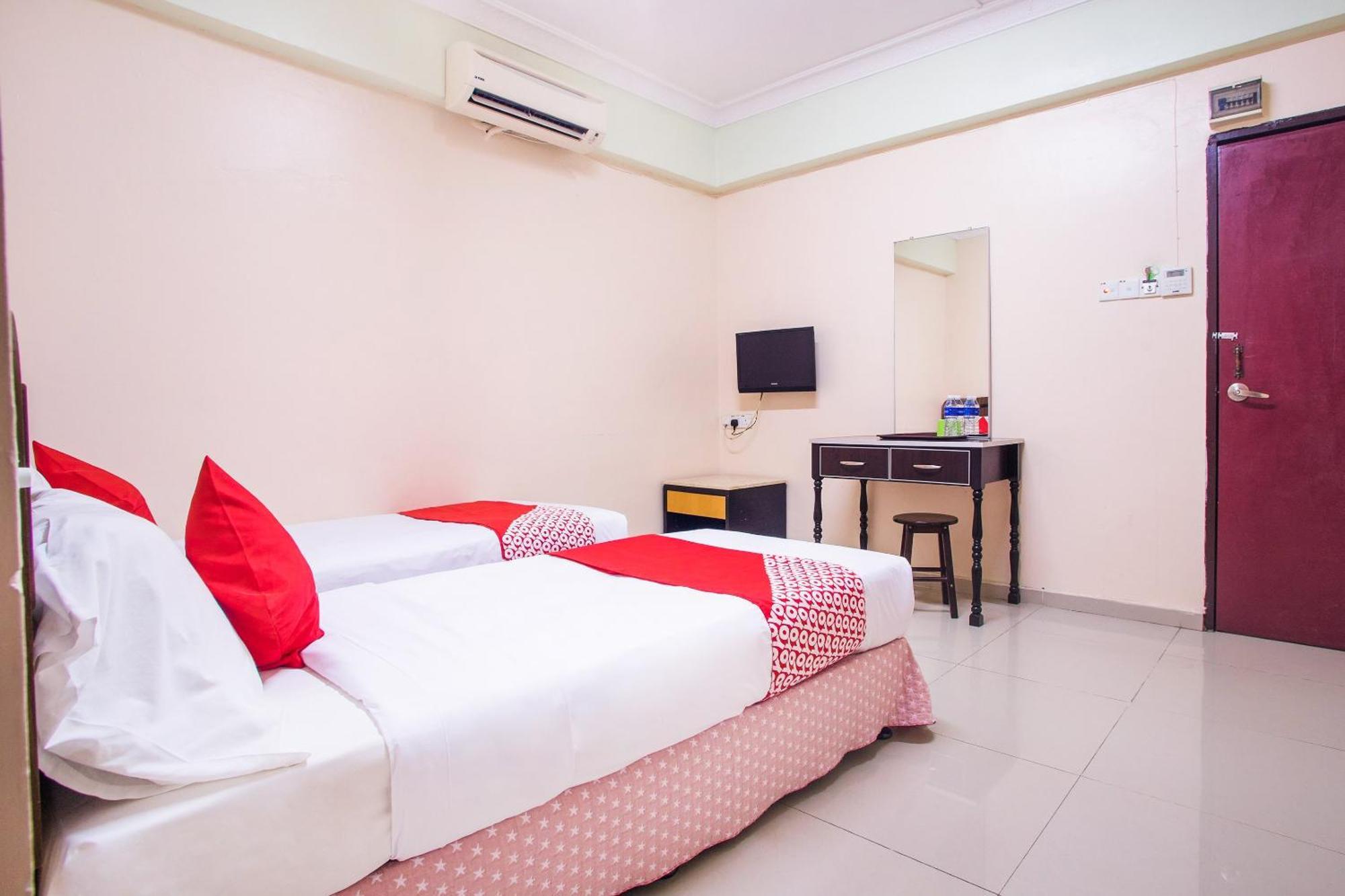 Super Oyo 89363 Casavilla Hotel バトゥ洞窟 エクステリア 写真